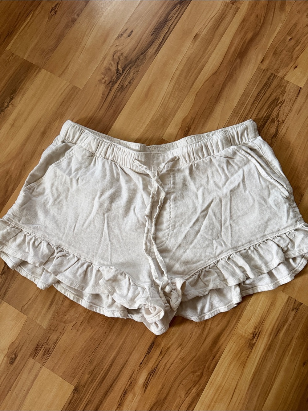 AE Women’s Cream Ruffle Drawstring Shorts